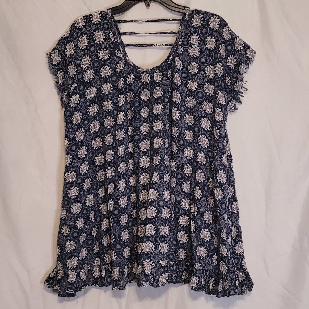 Jodifl Navy floral Short sleeve top with pockets Size Med.